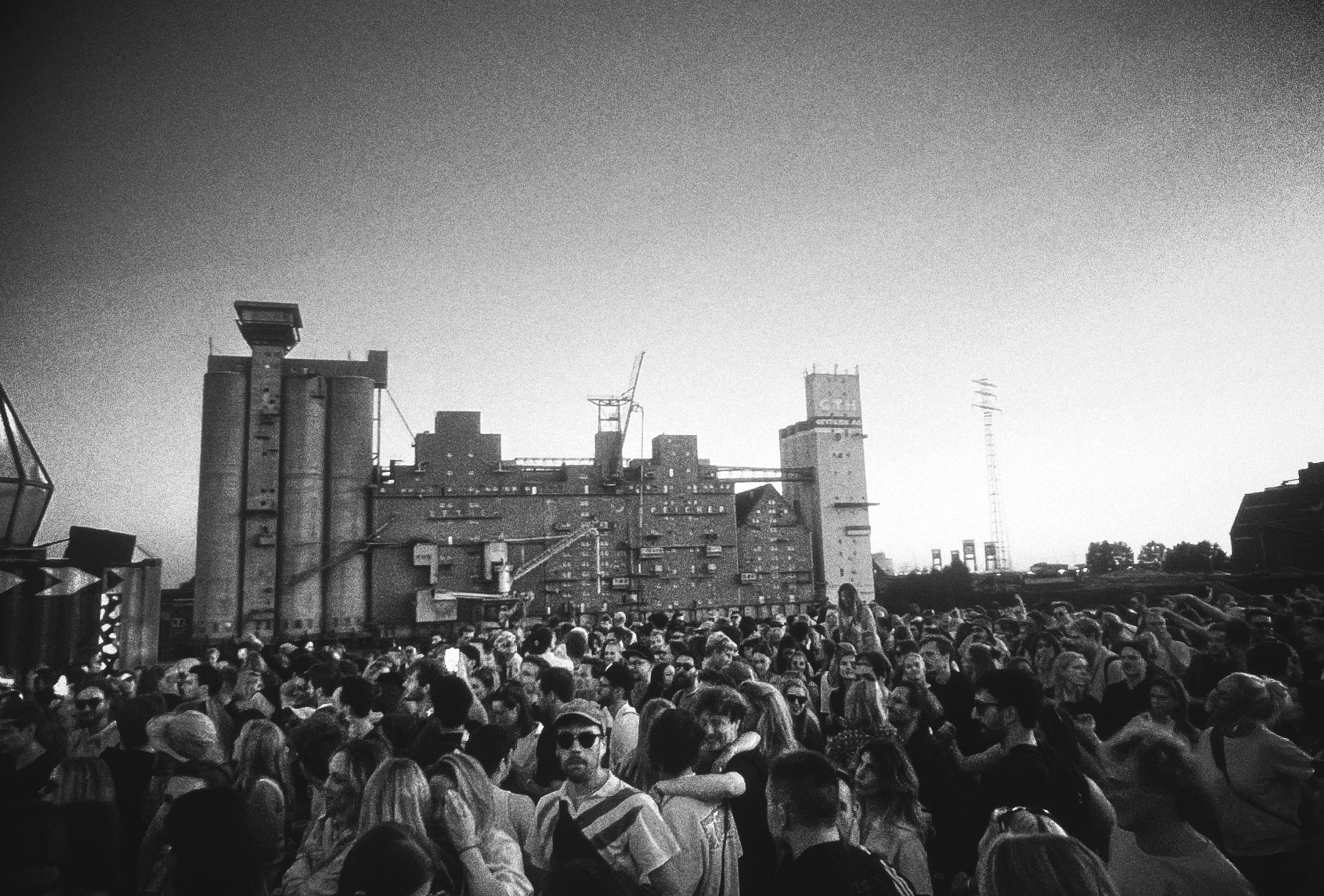 people dancing in front of the ght rethespeicher in hamburg at the dockville festival